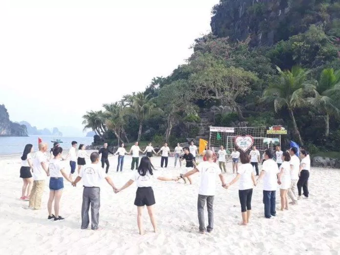 Tổ chức teambulding bên bờ biển ( nguồn: FB Tuan Mai Resort )