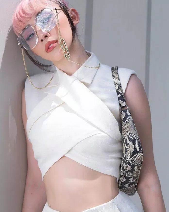 Không giống Tú Hảo, Tóc Tiên diện kính chỉ kèm 1 loại dây đeo và phối với set đồ trắng cùng túi da họa tiết trông vô cùng "chất" (Nguồn: Instagram @toctien1305).