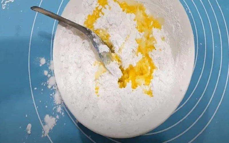 Trộn bột để làm phần vỏ bánh (Nguồn: Góc Bếp Nhỏ)