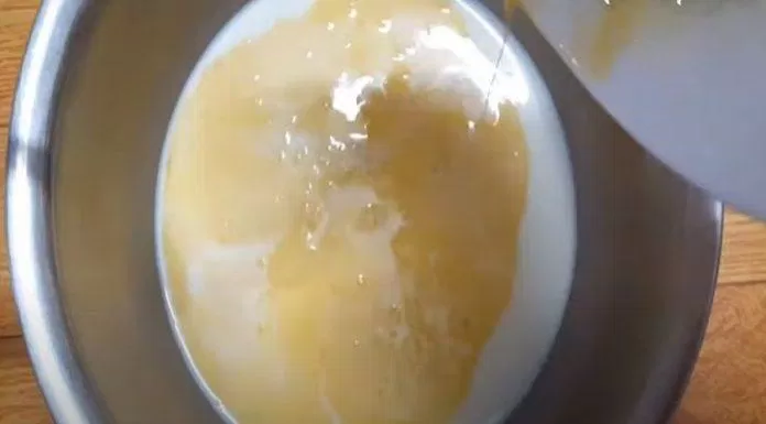 Trộn đều hỗn hợp trứng, sữa tươi, sữa đặc và nước sôi rồi lọc qua rây cho mịn (Nguồn: Góc Bếp Nhỏ)