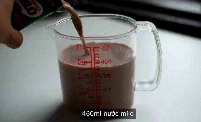Đổ 4 lon Milo vào cốc đong (Nguồn: Lilo Kitchen).