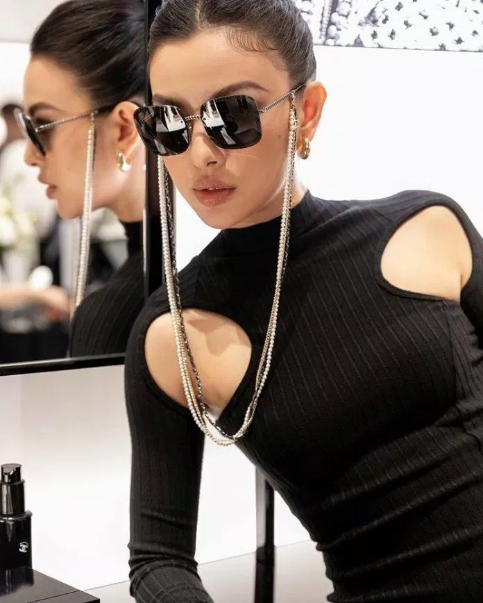 Để cùng tone màu với trang phục, Tú Hảo chọn một chiếc kính đen kèm 3 kiểu dây, ngọc trai, dây xích và dây da vô cùng bắt mắt và "xịn xò" (Nguồn: Instagram @tu_hhao).