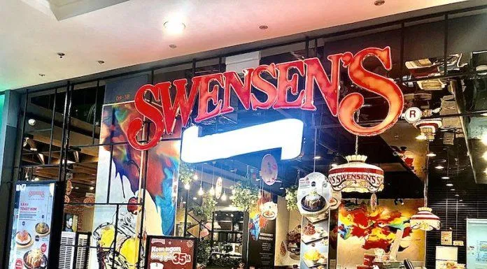 Chiếc Tivi và cái Standee sẽ được đặt trước cửa hàng như ở góc phải của bức ảnh (Nguồn: BlogAnChoi)