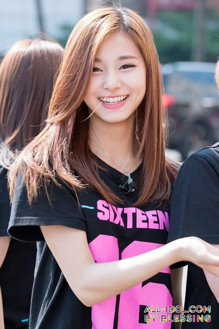 Tzuyu khi mới debut đã gây chú ý với nhan sắc nữ thần (Ảnh: Internet)