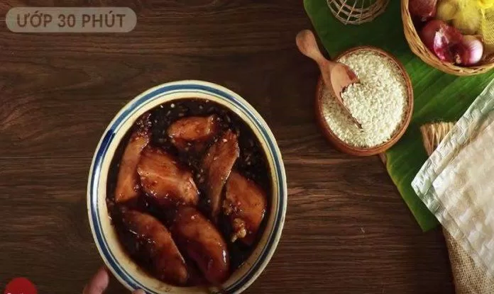Thịt ức gà ướp gia vị khoảng 30 phút (Nguồn: Cooky TV)