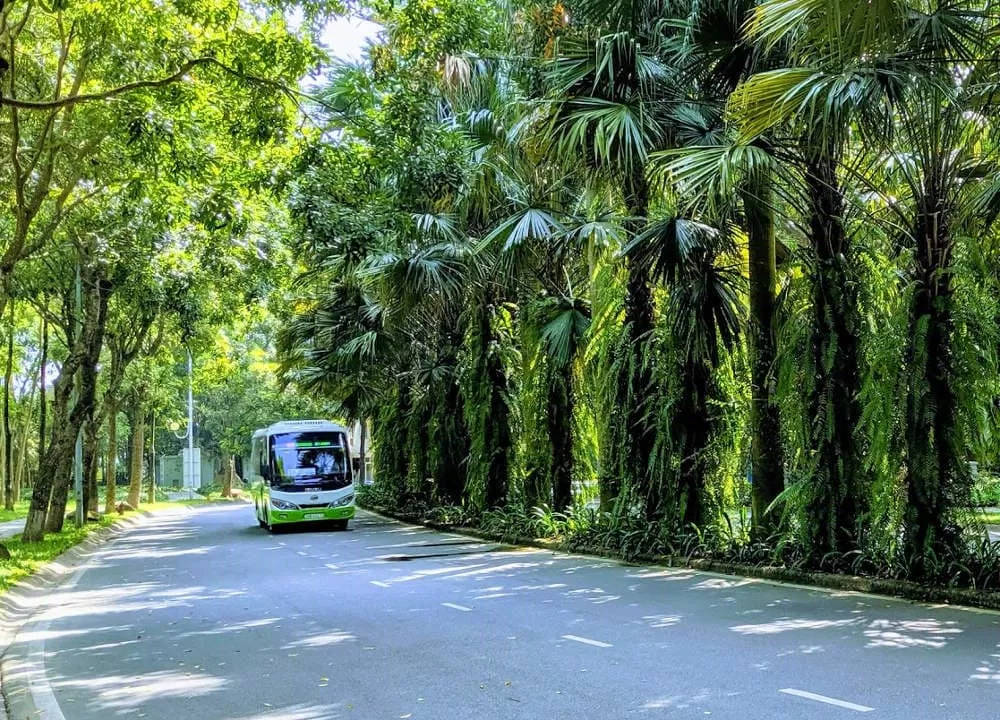 Xe buýt miễn phí trong Ecopark (Ảnh: Internet)