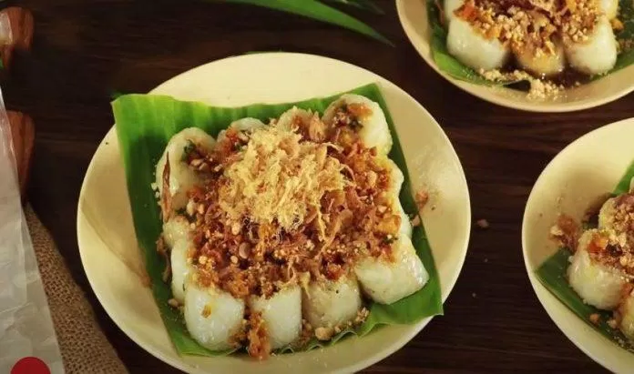 Trình bày xôi gà cuốn lên đĩa và ăn kèm với hành phi, chà bông, đậu phộng rang (Nguồn: Cooky TV)
