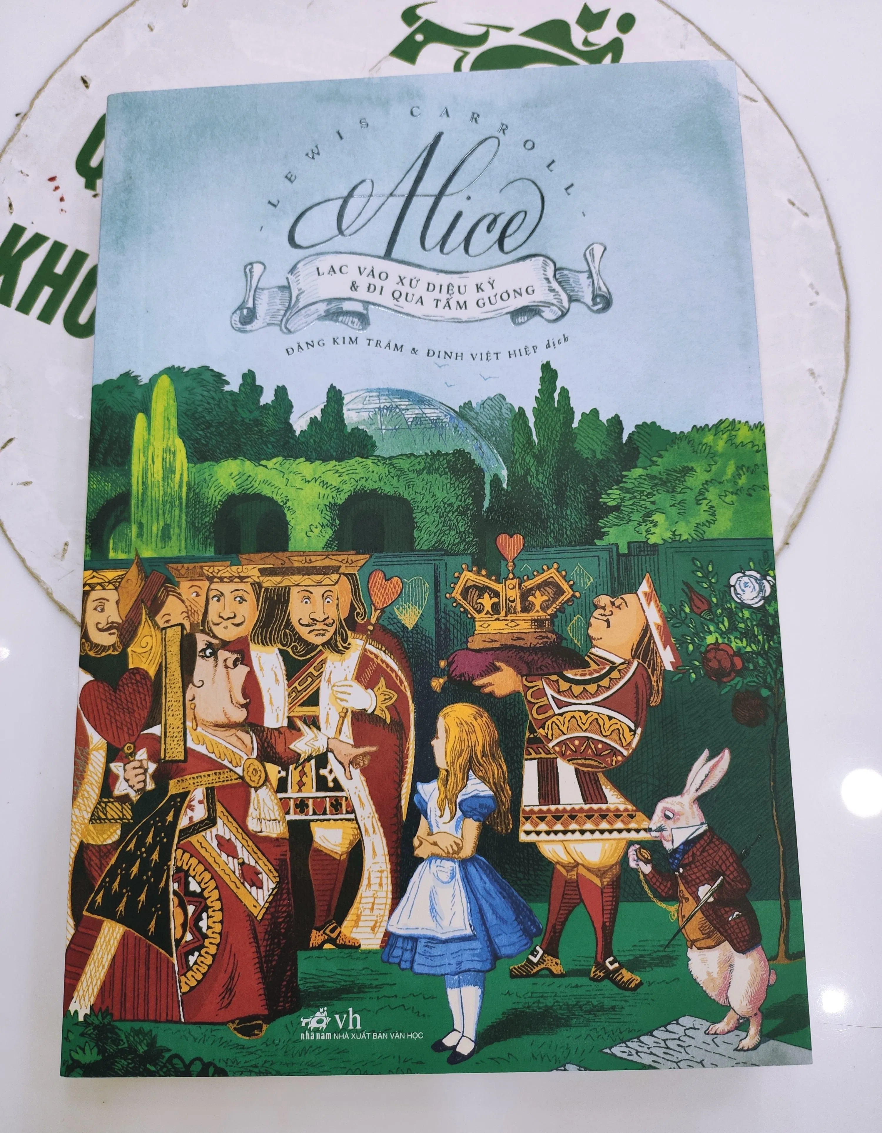 Sách thiếu nhi Alice ở xứ sở diệu kỳ và thế giới trong gương (Nguồn: BlogAnChoi).