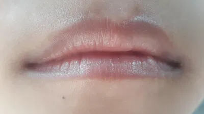 Lớp son bóng nhẹ nhưng có độ dưỡng ẩm cao, không còn bong tróc, nứt nẻ trong những ngày đông giá rét (ảnh: BlogAnChoi).