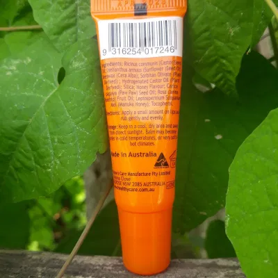 Thành phần son dưỡng môi Paw Paw Rosehip & Manuka Lip Balm còn được in ở mặt sau tuýp son (ảnh: BlogAnChoi).