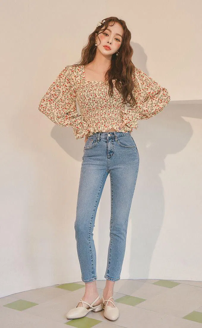 Dù thiết kế bèo nhún nhưng áo blouse chẳng quê mùa (nguồn: Internet).