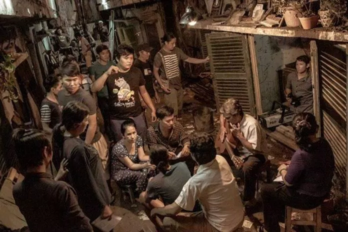Hậu trường dân chung cư "hát chay" bài "Buồn". (Nguồn ảnh: Internet)