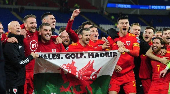 Bale thậm chí tranh thủ "mỉa mai" Real Madrid khi ăn mừng cùng đội tuyển xứ Wales (Nguồn: Internet).