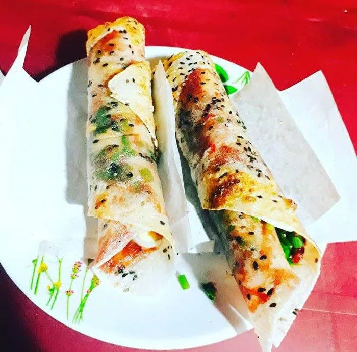Bánh tráng cuốn mắm ruốc - món ăn vặt nổi tiếng Mũi Né. (Nguồn: Internet)