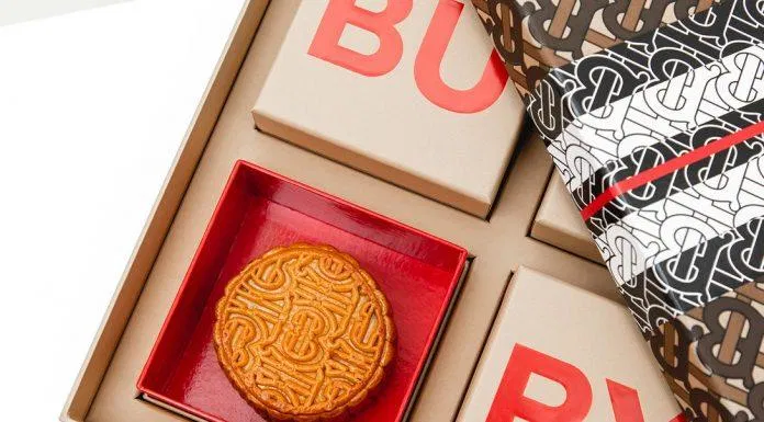 Burberry lựa chọn thiết kế bánh trung thu truyền thống. (Ảnh: Internet)
