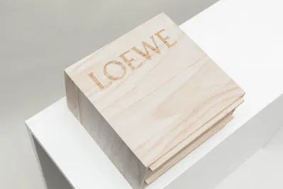Hộp bánh trung thu tối giản của LOEWE. (Ảnh: Internet)