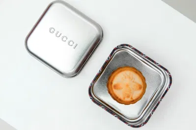 Chiếc bánh nhỏ xíu được bảo vệ qua 2 lớp vỏ thiếc. (Ảnh: Internet)