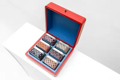 Bên trong là 6 chiếc hộp mà nhìn thoáng qua tưởng cavat hoặc khăn tay gấp gọn. (Ảnh: Internet)