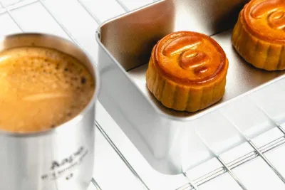 Trong cùng là chiếc bánh mini size, có thể uống kèm cafe trong cốc. (Ảnh: Internet)