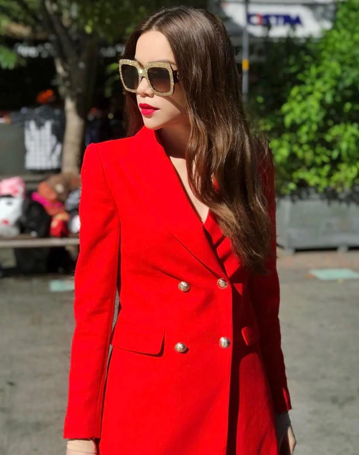 Muốn gây ấn tượng với chàng, bạn có thể đeo kính râm (Ảnh: Internet)