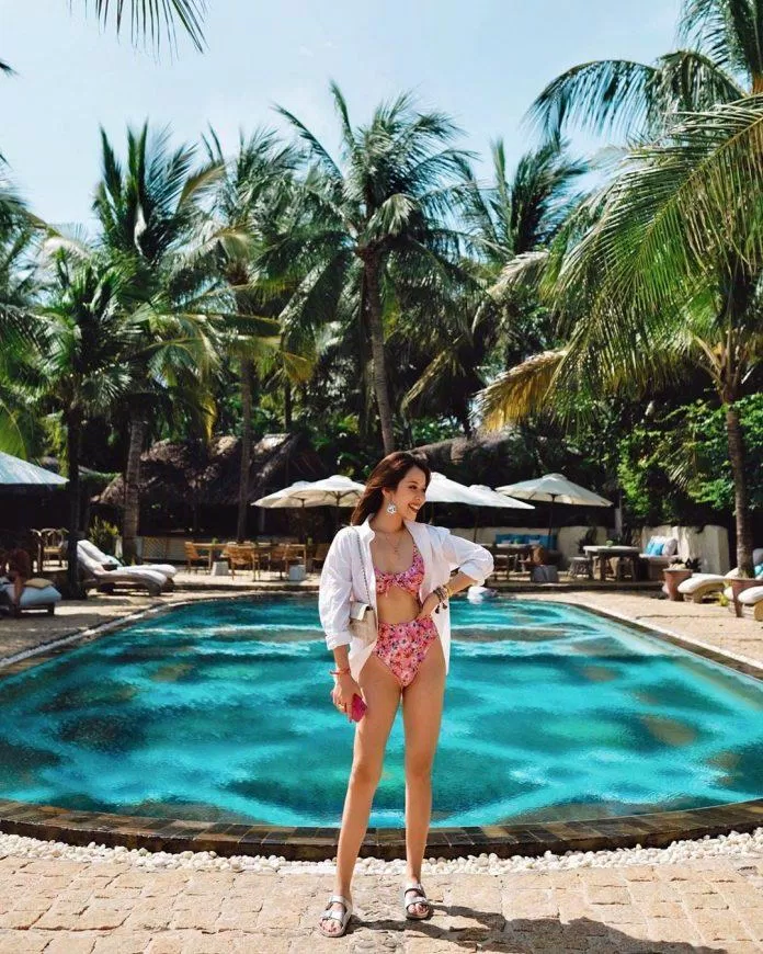 Blogger An Phương cùng set bikini hai mảnh cạp cao nổi bật (Nguồn: Internet)