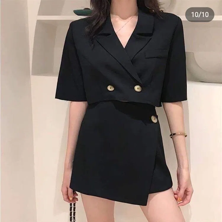 Áo blazer cộc tay phối cùng chân váy chữ A cùng màu tạo nên outfit thanh lịch. (nguồn: Internet) Áo blazer cộc tay phối cùng chân váy chữ A cùng màu tạo nên outfit thanh lịch. (nguồn: Internet)