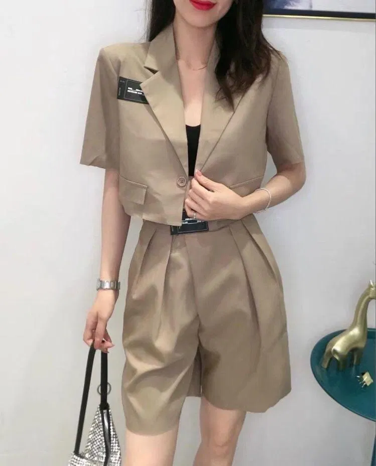 Áo blazer cộc tay dáng lửng còn có thể phối cùng quần lửng để thêm phần năng động hơn. (nguồn: Internet) Áo blazer cộc tay dáng lửng còn có thể phối cùng quần lửng để thêm phần năng động hơn. (nguồn: Internet)