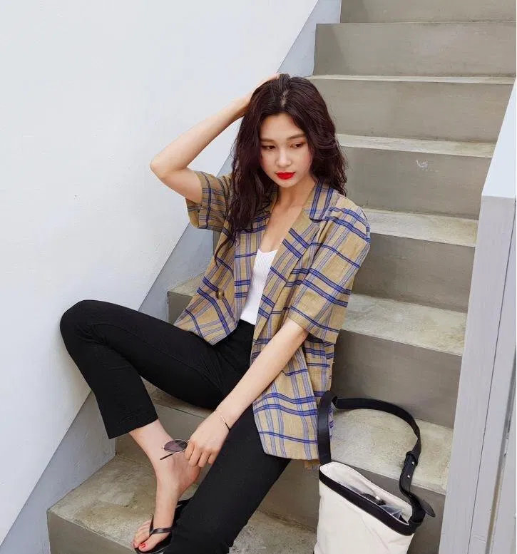 Áo blazer cộc tay được các hot girl Hàn tích cực lăng xê (nguồn: Internet). Áo blazer cộc tay được các hot girl Hàn tích cực lăng xê (nguồn: Internet).