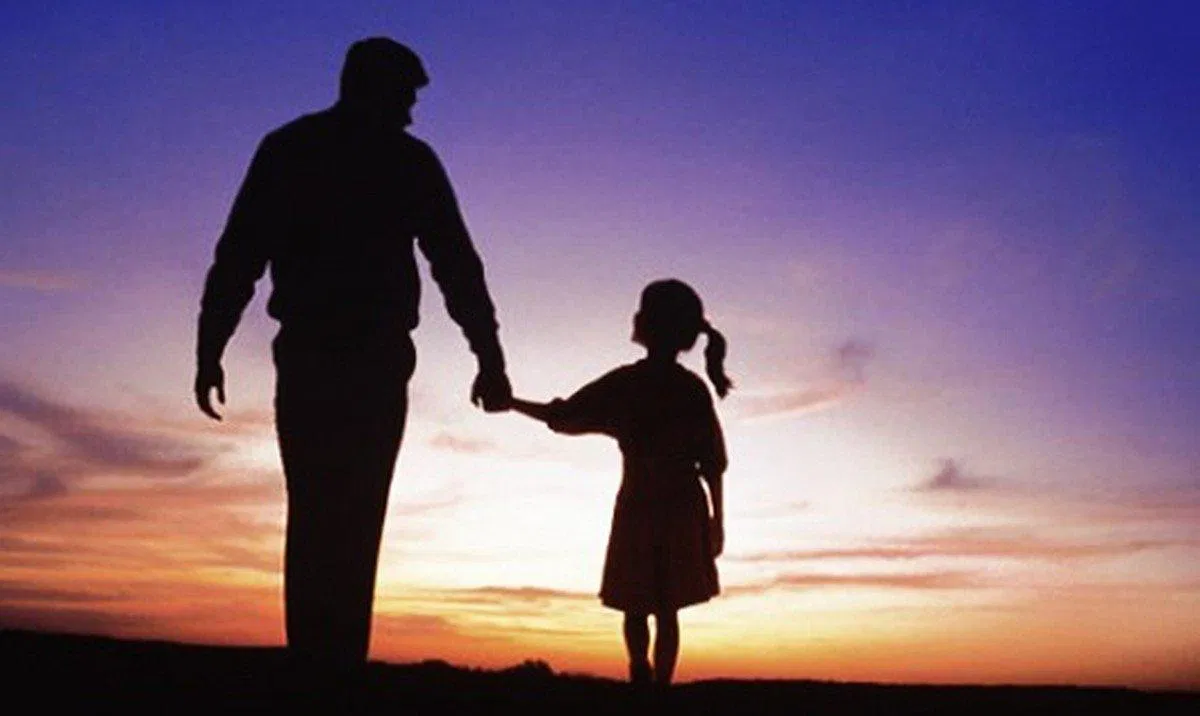 Bố mẹ không thể mãi bảo vệ con ( Nguồn: Internet )