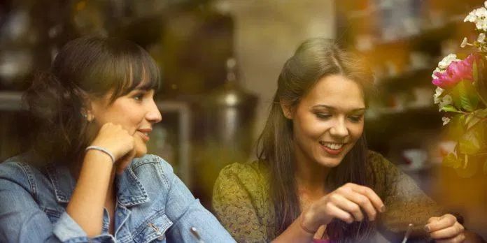 Cách để người khác thích mình đó là hãy biết khen ngợi (Ảnh: Internet)