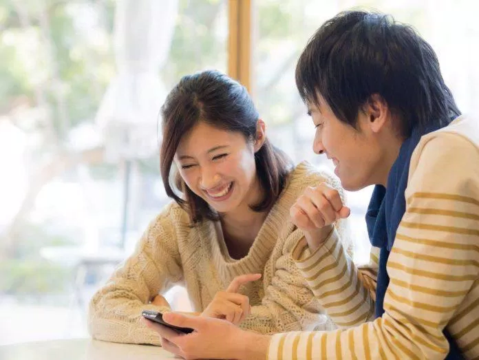 Hãy biết đặt câu hỏi để kéo dài cuộc hội thoại (Ảnh: Internet)