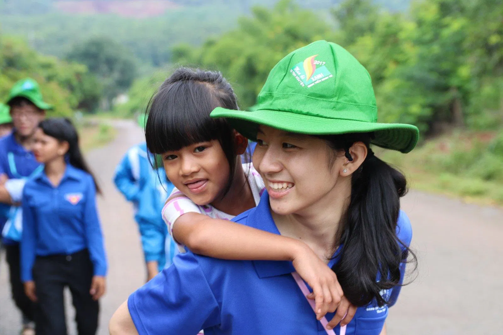 Cách để người khác thích mình đó là hãy trở thành người tốt (Ảnh: Internet)