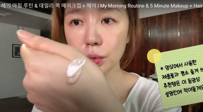 Trộn kem dưỡng ẩm với BB cream để trang điểm nền được mỏng mịn, tự nhiên và tạo hiếu ứng căng bóng cho da. (Nguồn: BlogAnChoi) Trộn kem dưỡng ẩm với BB cream để trang điểm nền được mỏng mịn, tự nhiên và tạo hiếu ứng căng bóng cho da. (Nguồn: BlogAnChoi)