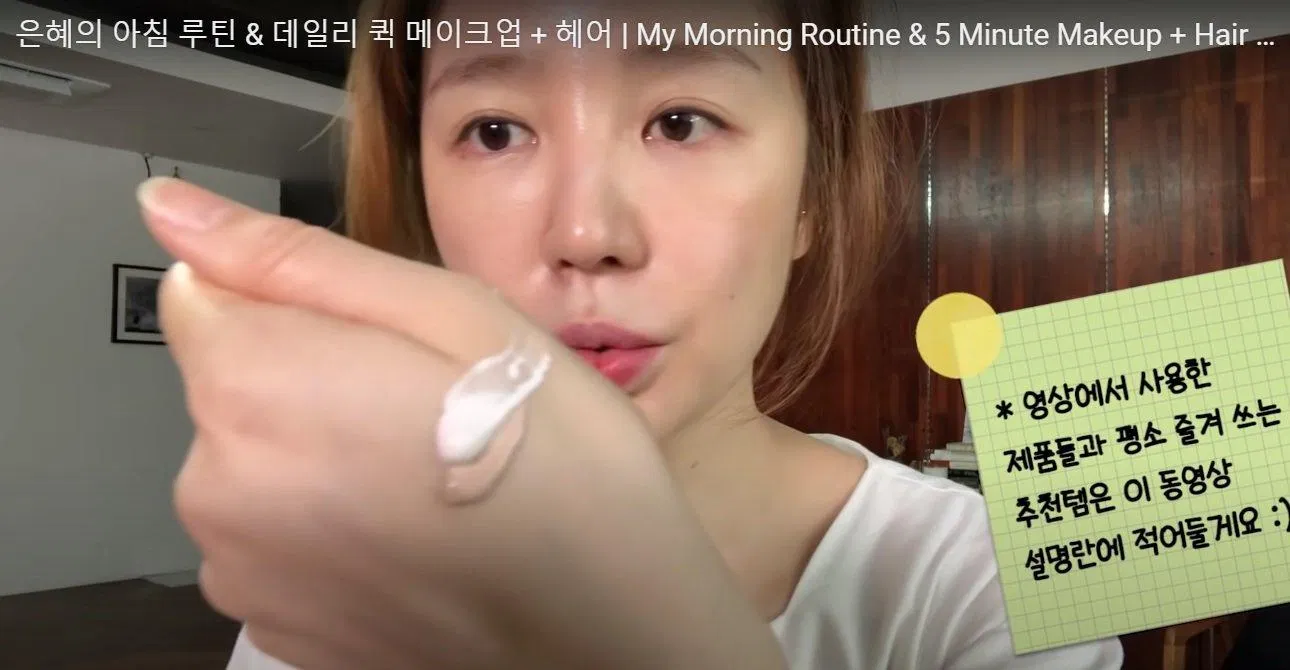 Trộn kem dưỡng ẩm với BB cream để trang điểm nền được mỏng mịn, tự nhiên và tạo hiếu ứng căng bóng cho da. (Nguồn: BlogAnChoi)