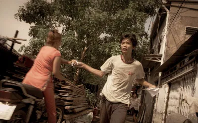Công việc giao vé dò khiến Ròm có thu nhập nhưng kéo theo nhiều hệ lụy. (Nguồn ảnh: Internet).
