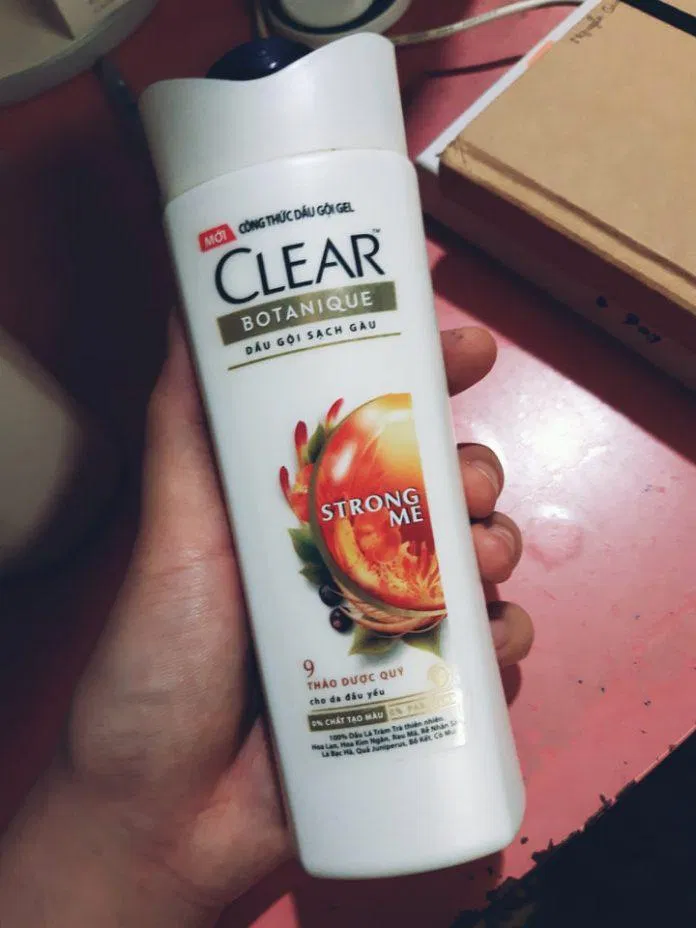 Thiết kế chai nhỏ 180g của dầu gội thảo dược Clear Botanique (Ảnh: ngquynhvy-BlogAnChoi)