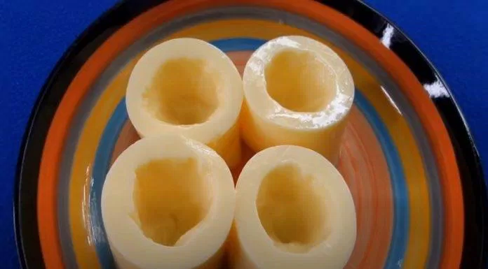 Đậu hũ trứng cắt khoanh tròn, dùng thìa khoét lỗ tròn ở giữa (Nguồn: Món Ăn Ngon)