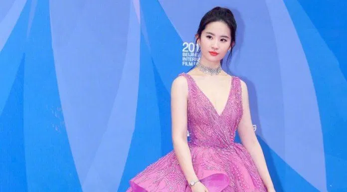Chiếc dầm dạ hội màu hồng kén người mặc này cũng không làm được cô (Nguồn: Internet)