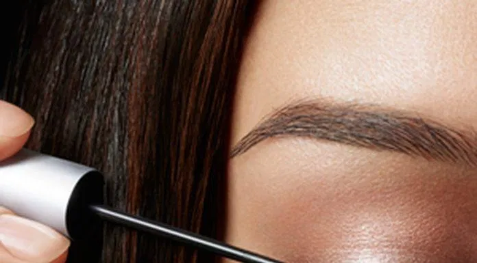 Serum dưỡng mi giúp đem lại kết quả nhanh chóng so với những phương pháp thuần tự nhiên (Nguồn: Internet).