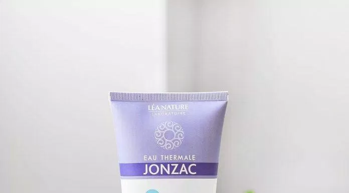 Gel rửa mặt Eau Therma Jonzac chứa 15% nước khoáng giúp cấp ẩm và bổ sung nhiều khoáng chất cho da khô nhạy cảm. (Nguồn: Internet)