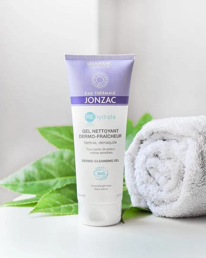 Gel rửa mặt Eau Therma Jonzac chứa 15% nước khoáng giúp cấp ẩm và bổ sung nhiều khoáng chất cho da khô nhạy cảm. (Nguồn: Internet)