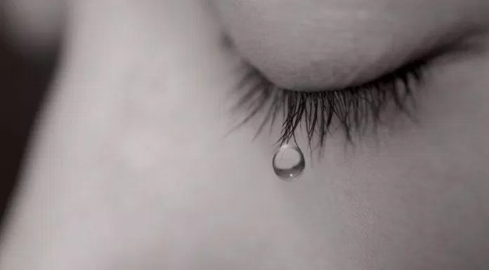 Tổng hợp hình ảnh nước mắt buồn (Nguồn: Internet)