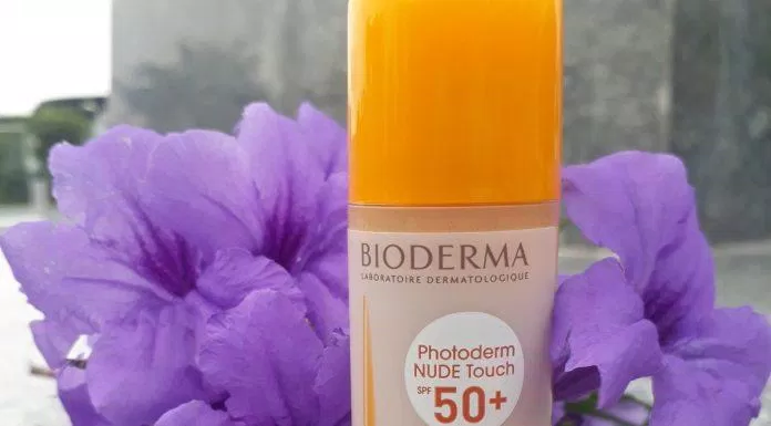 Hộp kem Bioderma Photoderm Nude Touch SPF 50+ có hình dáng thon gọn, dễ dàng bỏ túi xách mang theo (ảnh: BlogAnChoi).