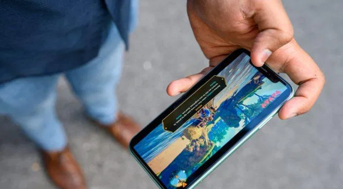 Chơi game trên iPhone 11 (Nguồn: internet)