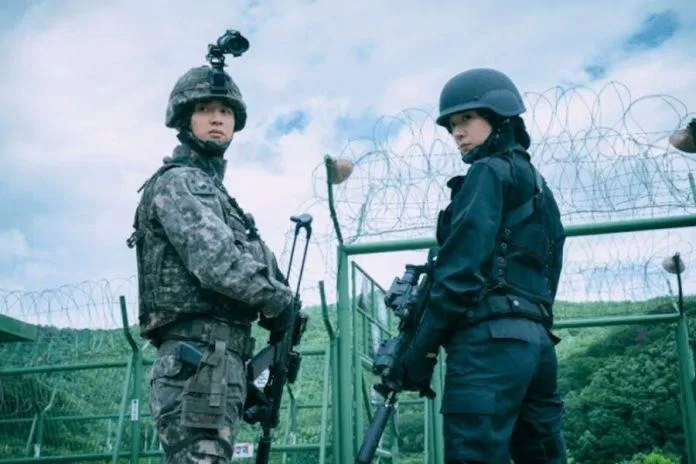Bộ đội Jang Dong Yoon và Krystal mặc quân phục cực ngầu. (Nguồn: Internet)