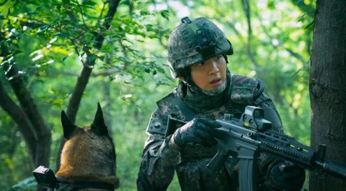 Jang Dong Yoon với tạo hình Trung sĩ Yong Dong Jin có chuyên môn huấn luyện chó cảnh sát chuyên nghiệp. (Nguồn: Internet)
