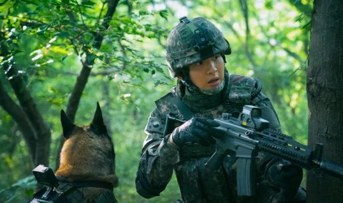 Jang Dong Yoon với tạo hình Trung sĩ Yong Dong Jin có chuyên môn huấn luyện chó cảnh sát chuyên nghiệp. (Nguồn: Internet)