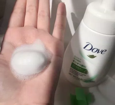 Sữa rửa mặt Dove có kết cấu dạng bọt mỏng giúp cuốn trôi bụi bẩn mà không cần chà xát mạnh và không làm da khô căng sau khi rửa. (Nguồn: Internet)