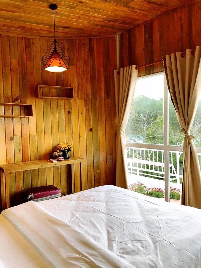 Không gian bên trong phòng ngủ tại Lê Homestay, ấm áp, đầy đủ tiên nghi ( nguồn: Internet )