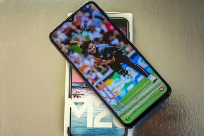 Samsung Galaxy M20 có màn hình "tai thỏ, giọt nước" theo trào lưu thịnh hành hiện nay. (Ảnh: Internet)